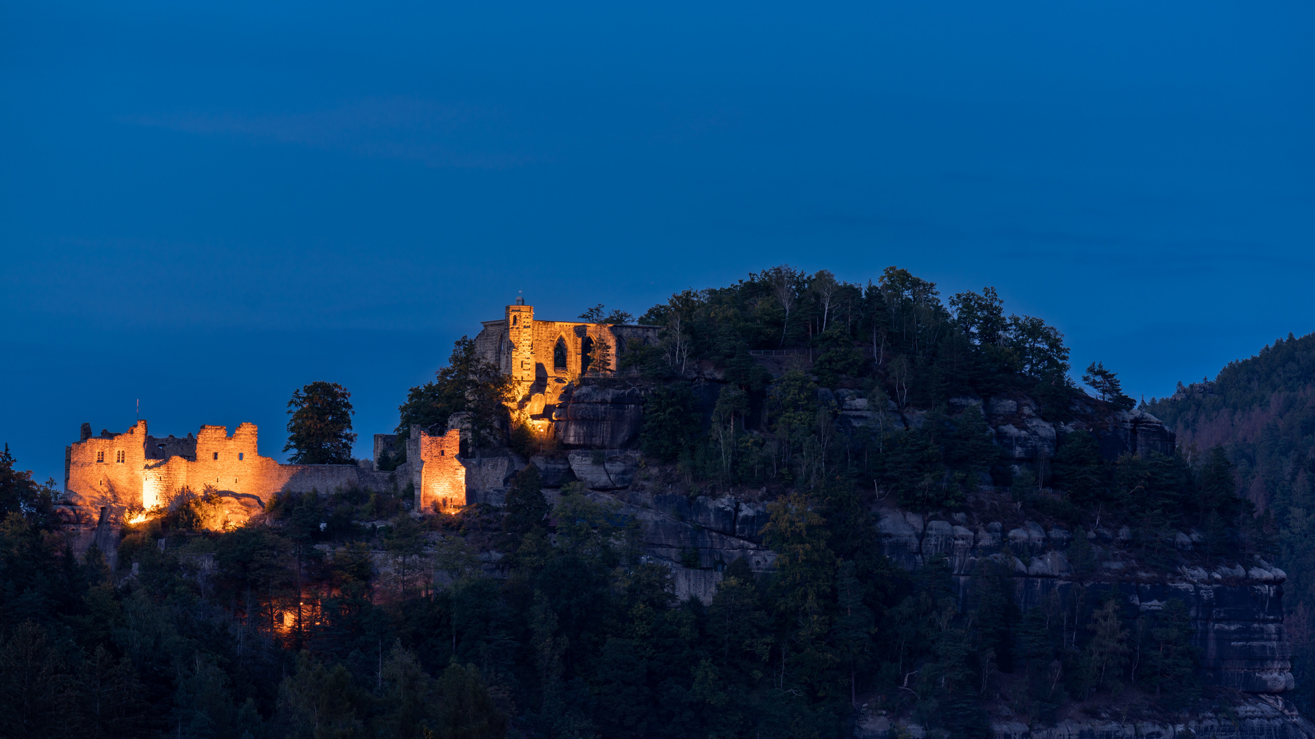 Burg- und Klosterruine Oybin bei Blauer Stunde