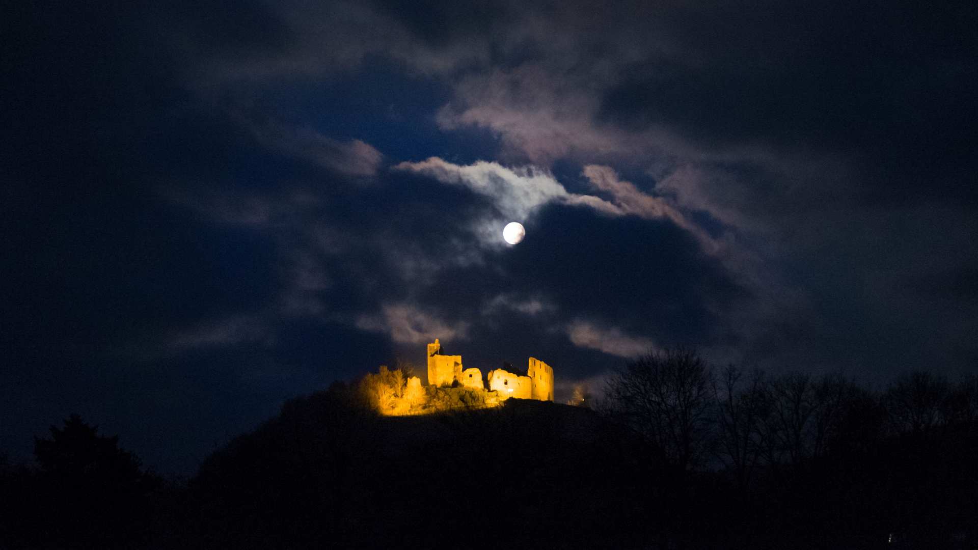 Burg und Mond