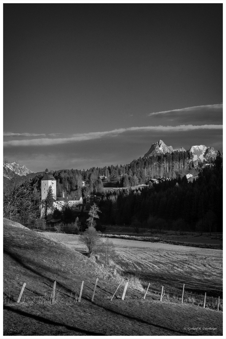 Burg und Wallfahrtsort Mariastein in Tirol