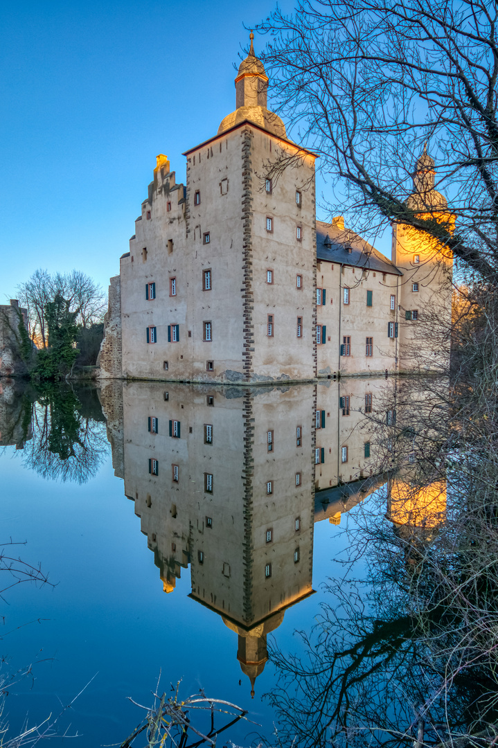 Burg Veynau bei Euskirchen im Abendlicht