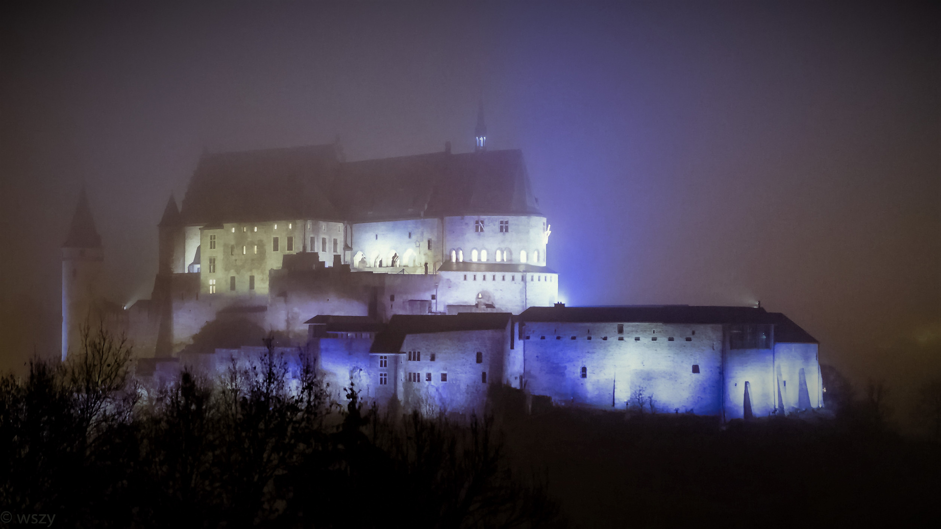 Burg Vianden im Abendnebel