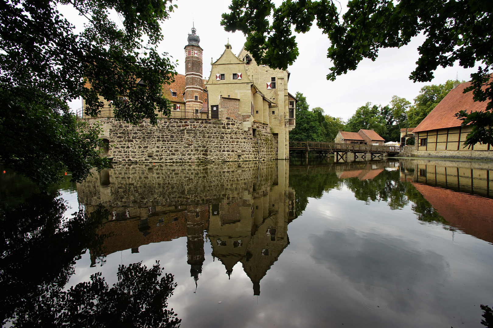 Burg Vischering gespiegelt.