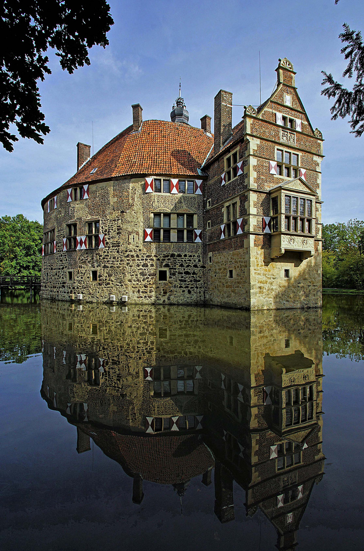Burg Vischering gespiegelt.