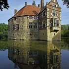 Burg Vischering gespiegelt.