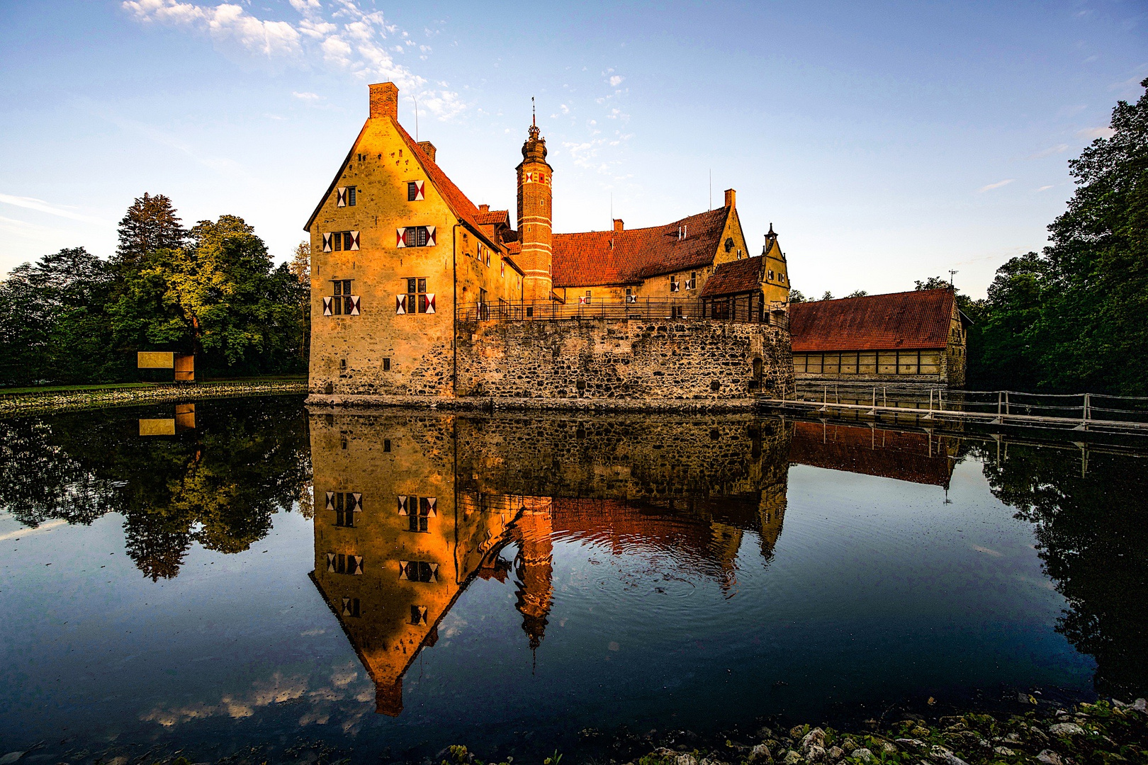 Burg Vischering im Morgenlicht  - 1