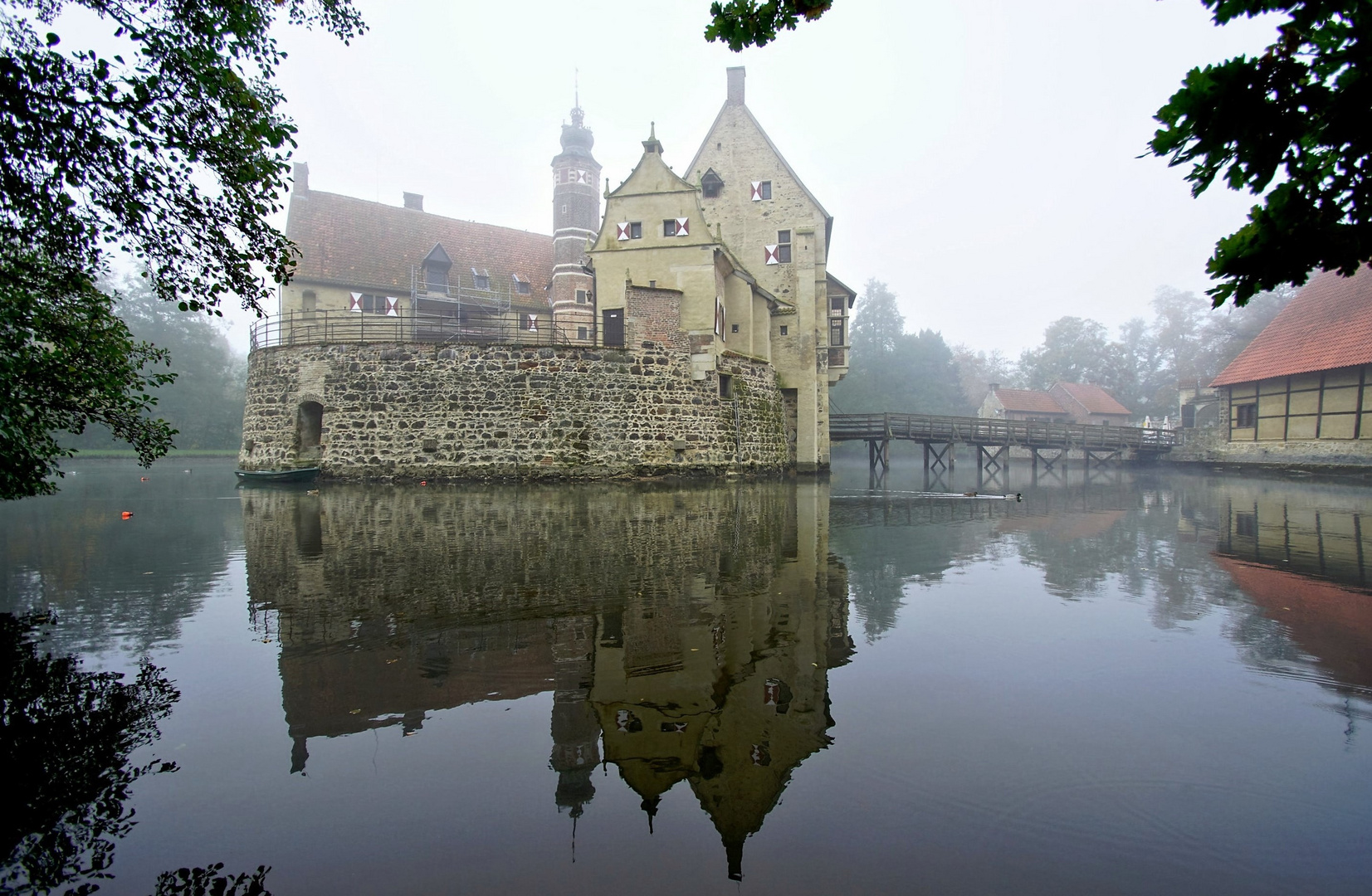 Burg Vischering im Morgennebel.