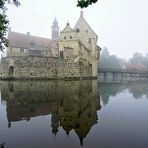 Burg Vischering im Morgennebel.