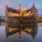 Burg Vischering in Lüdinghausen in der blauen Stunde 