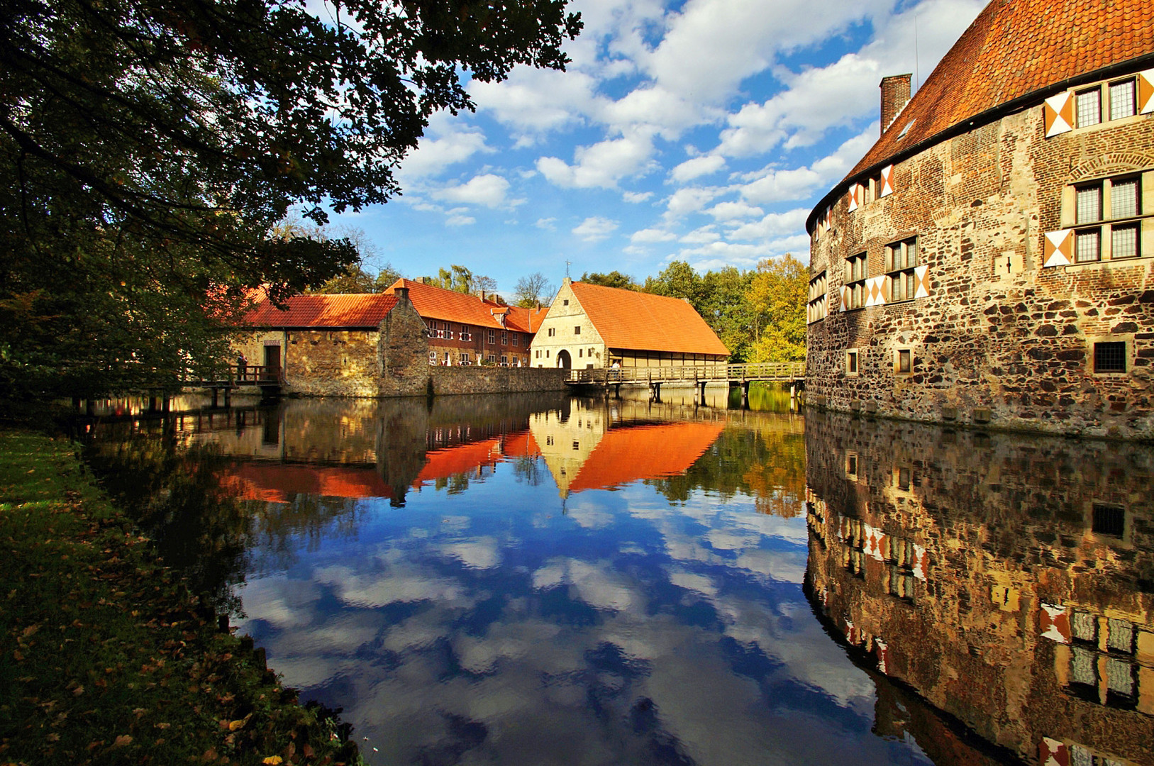 Burg Vischering und Vorburg.