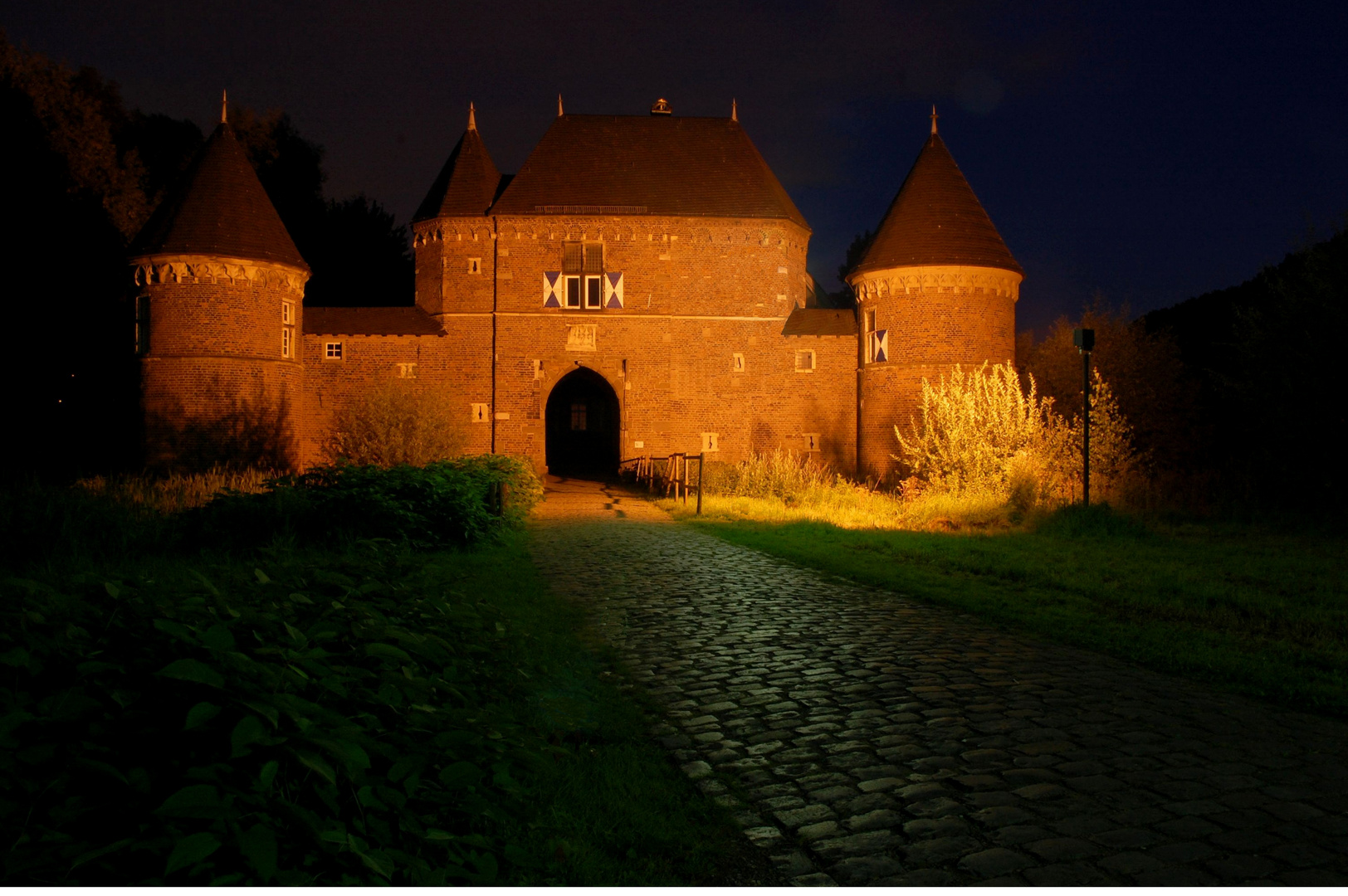 Burg Vondern bei Nacht .