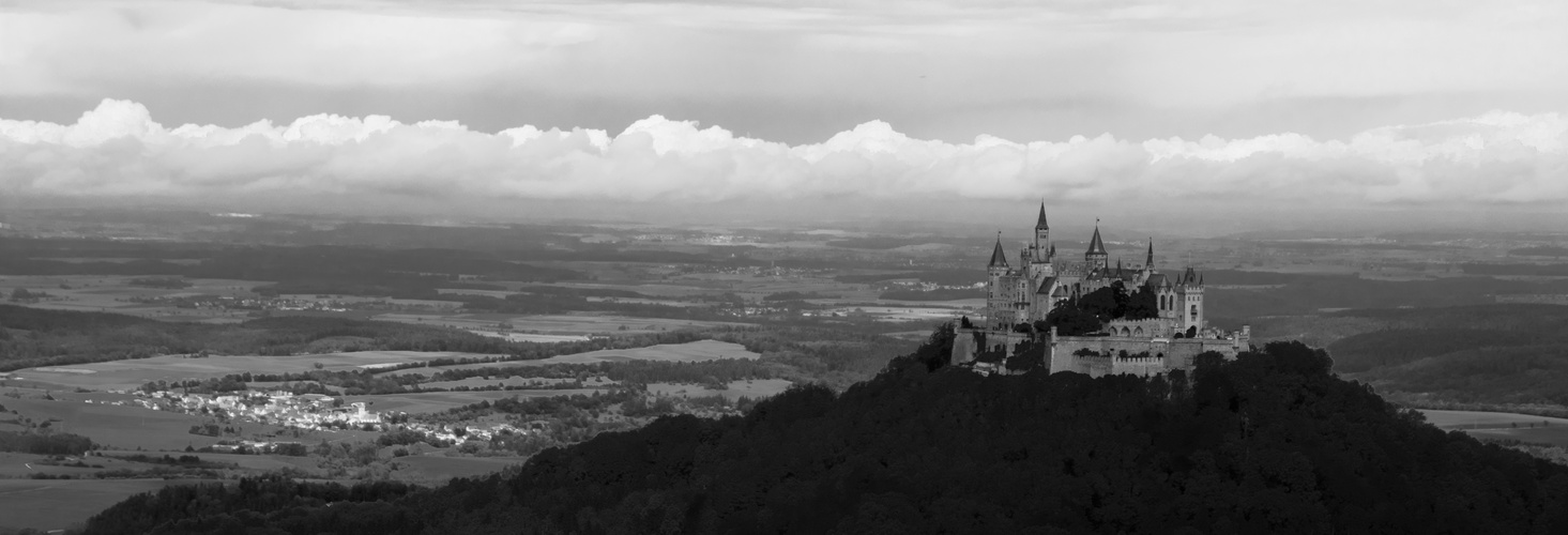 Burg vor Wolkenband