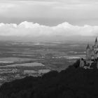 Burg vor Wolkenband