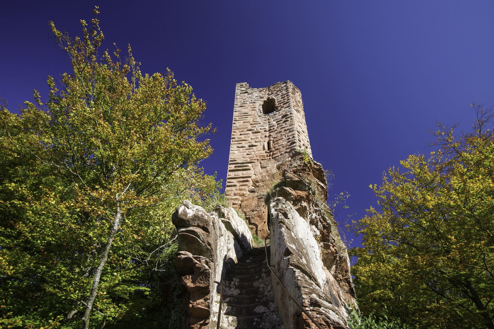 Burg Wasigenstein im Herbst