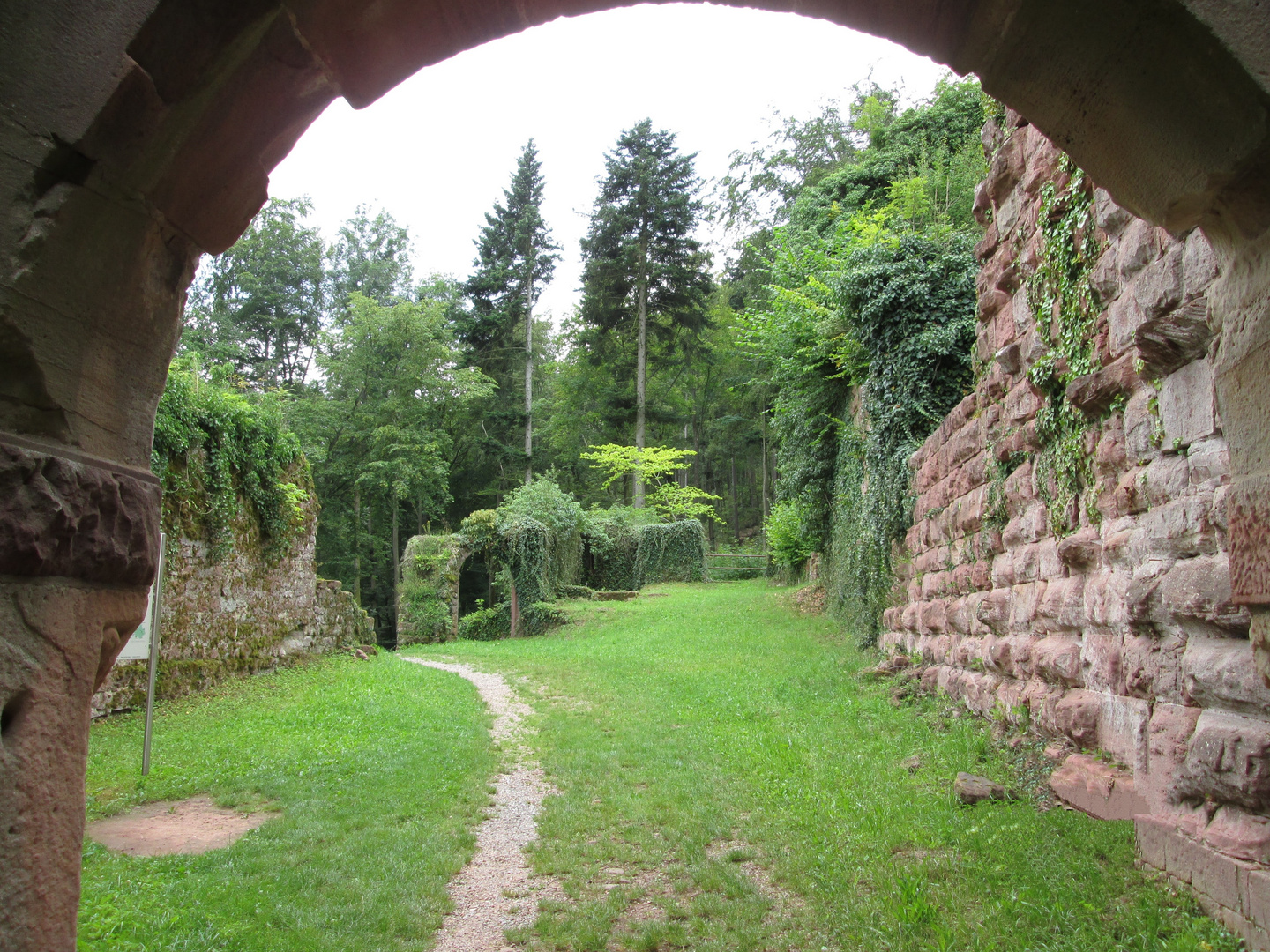 Burg Wildenberg - Blick durch einen Rundbogen