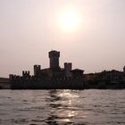 Burg-Zinnen im fahlen Abendlicht