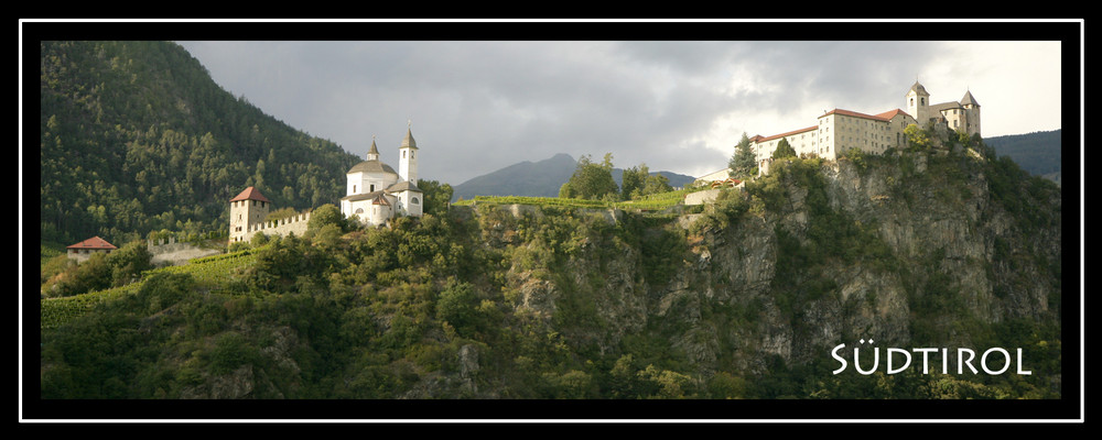 < burganlage in südtirol >