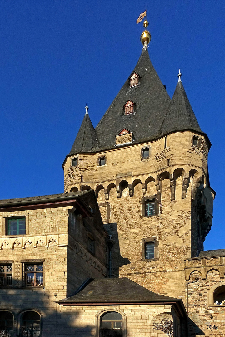 Burgdetail von Schloss Hülchrath in der Novembersonne...