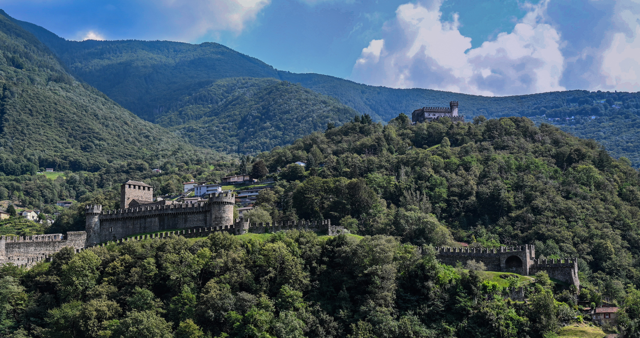 Burgenlandschaft bei Bellinzona