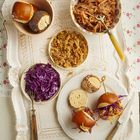 Burger mit pulled pork und Rotkohl