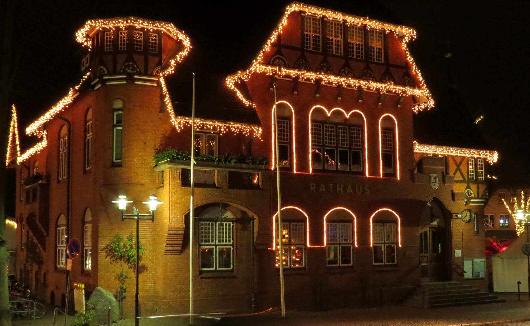 Burger Rathaus mit Weihnachtsbeleuchtung