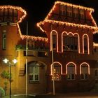 Burger Rathaus mit Weihnachtsbeleuchtung