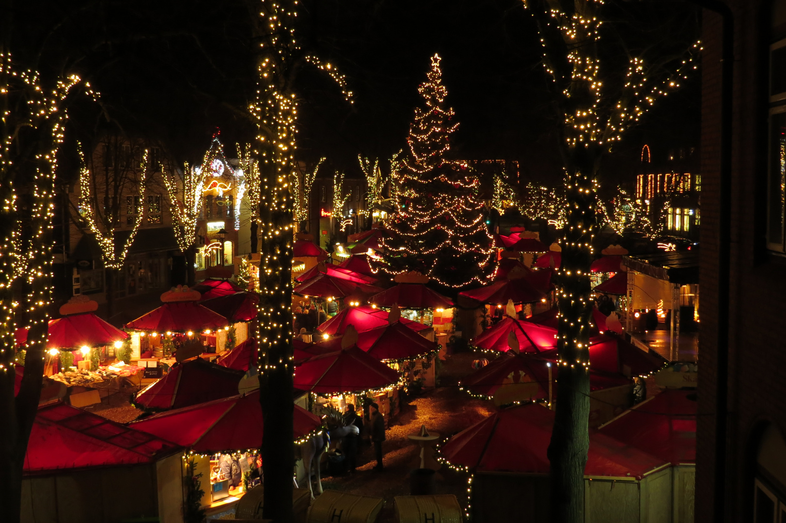 Burger Weihnachtsmarkt Bude an Bude Foto & Bild kunstfotografie