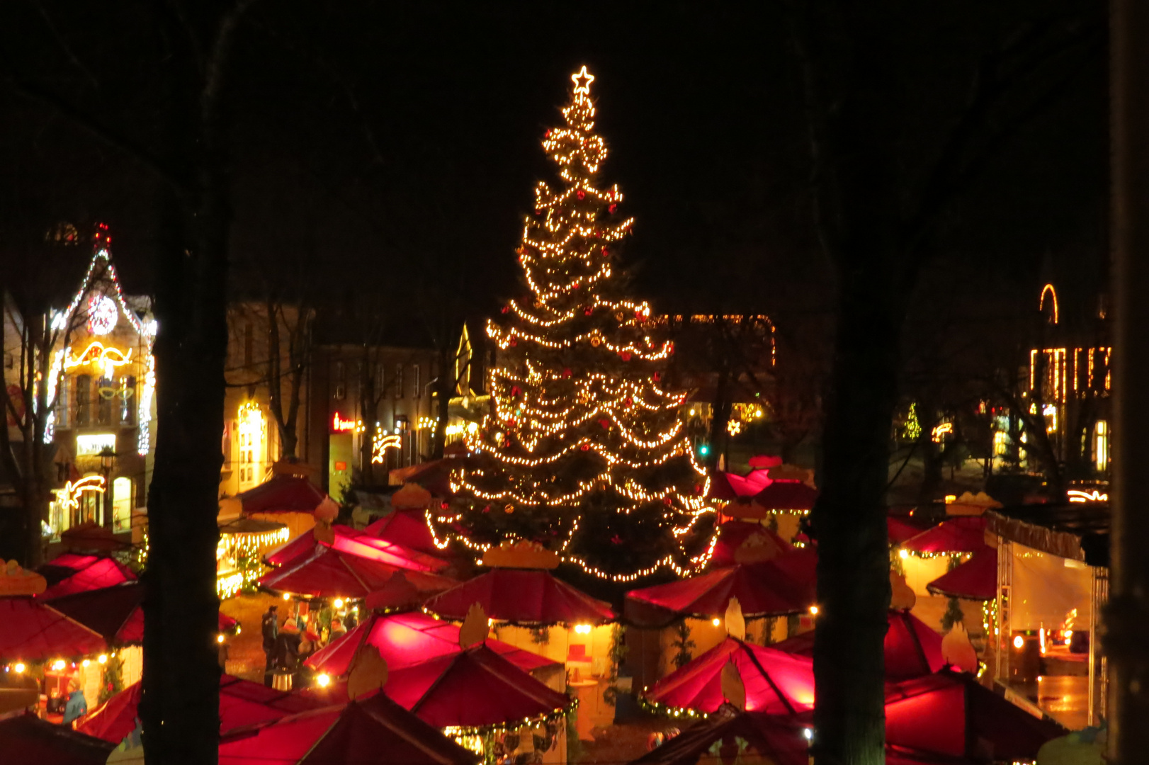 Burger Weihnachtsmarkt ohne Rundum Beleuchtung