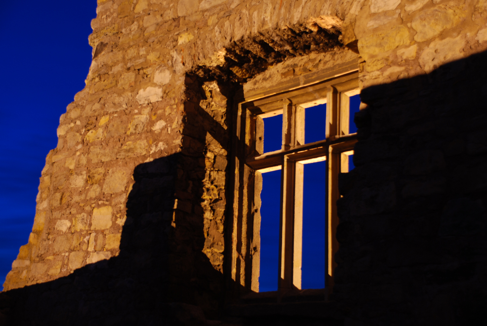 Burgfenster bei Nacht