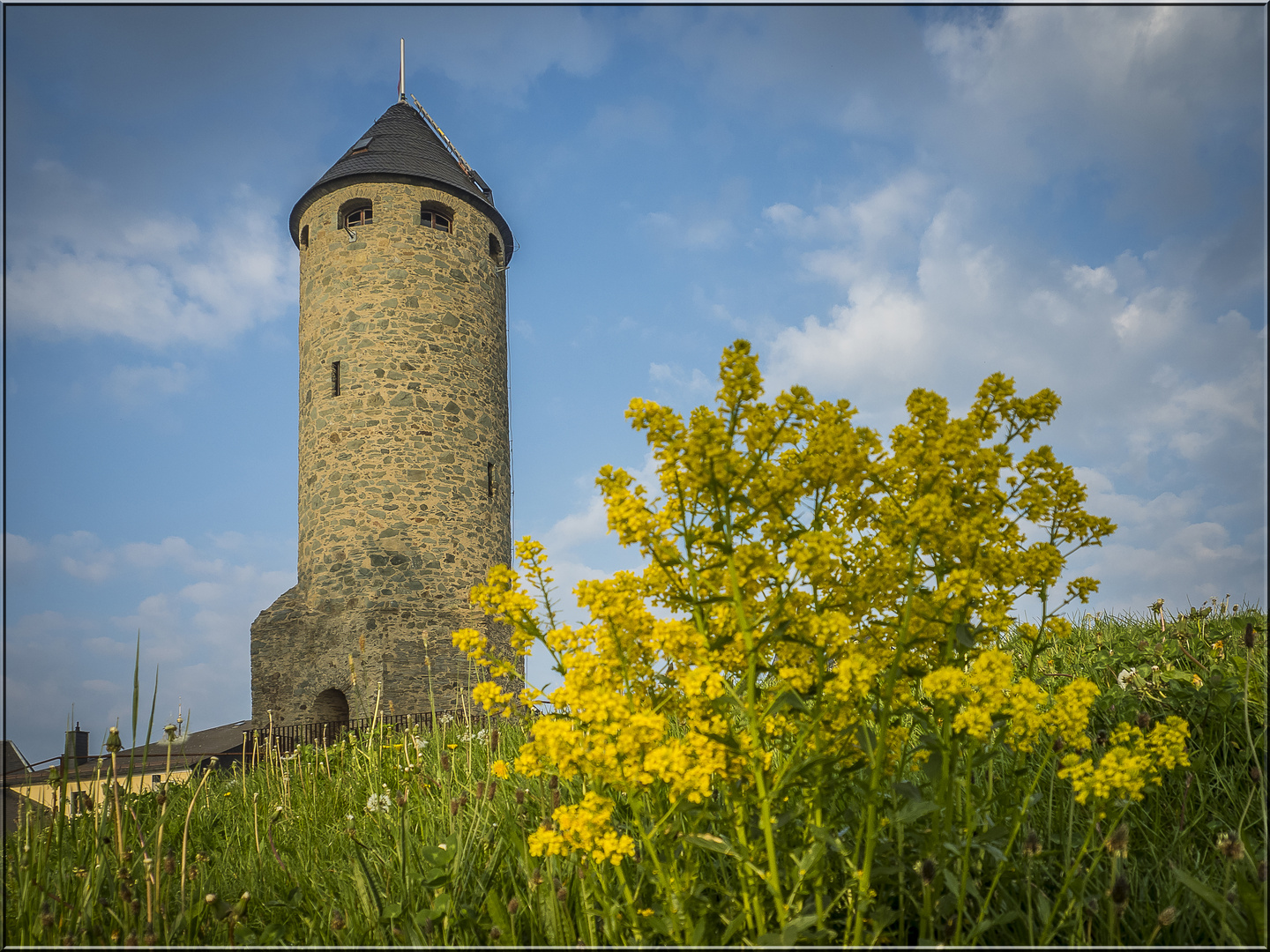 Burgfried im Morgenlicht