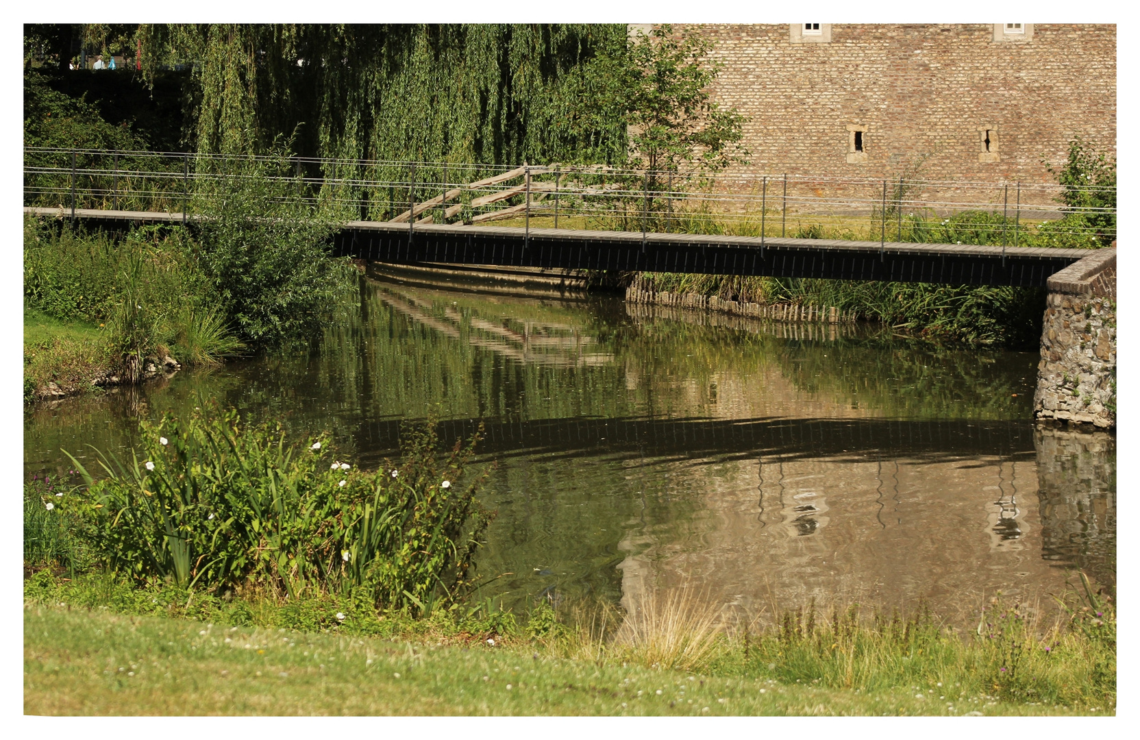 Burggraben mit Spiegelungen