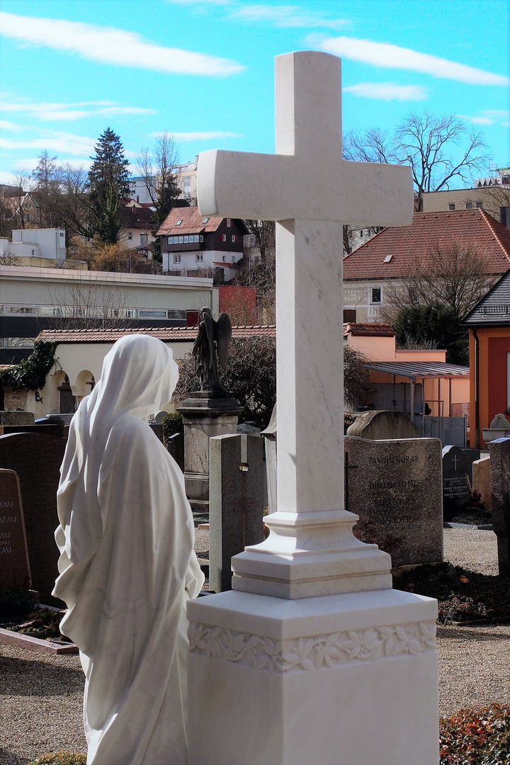 Burghalde Friedhof Kempten; Maria und Kreuz