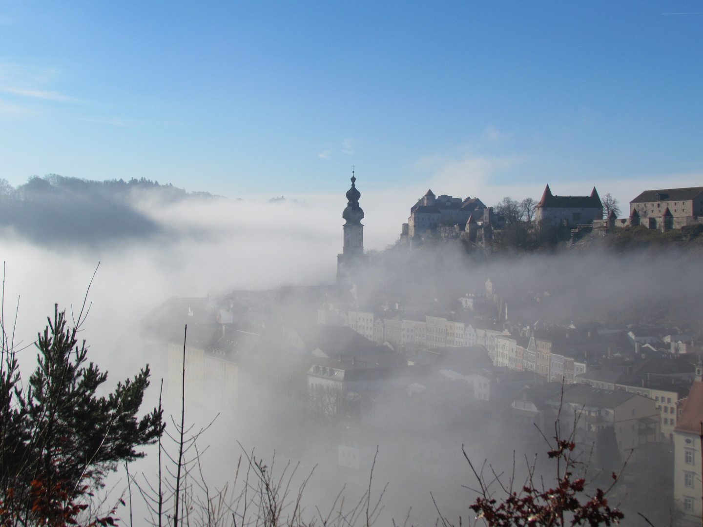 Burghausen im Nebel