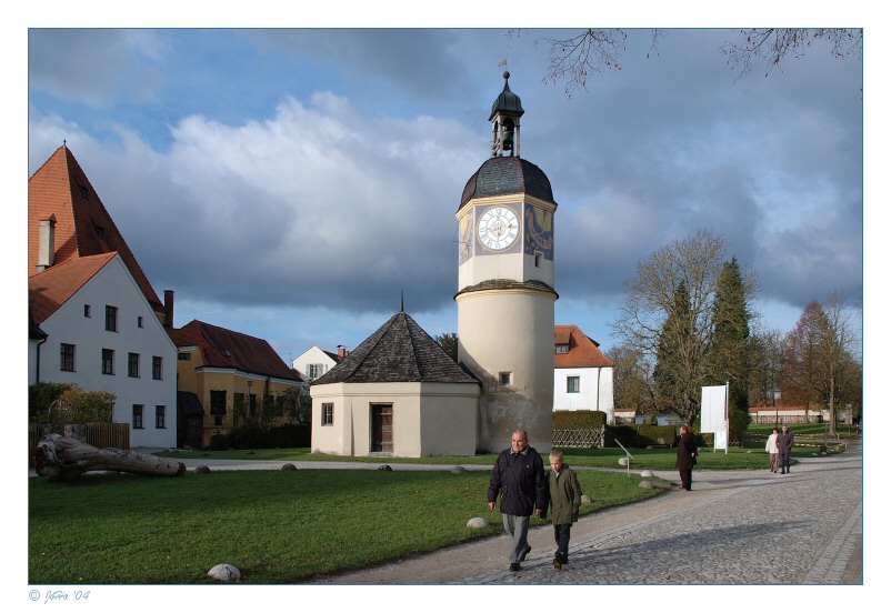 Burghausen - Uhrturm mit Brunnenhaus