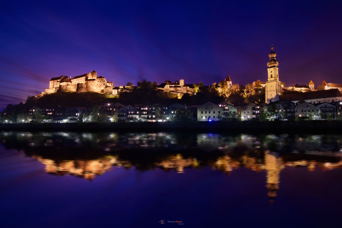 Burghausen zur schönsten blauen Stunde an der Salzach