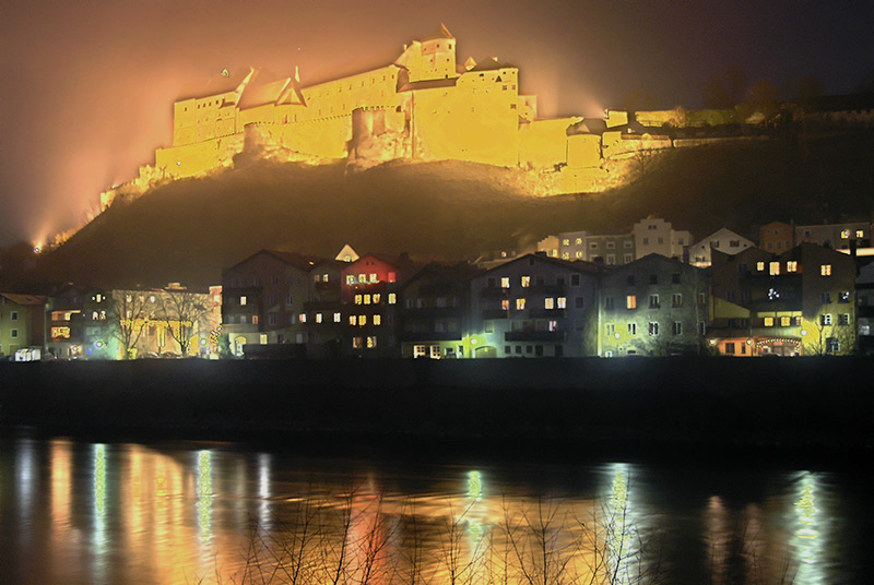 Burghauser Burg bei Nacht