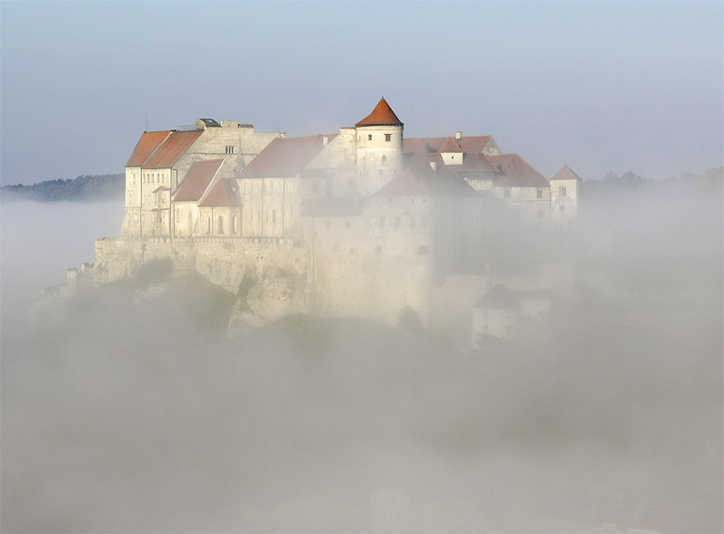 Burghauser Burg im Nebel