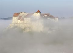 Burghauser Burg im Nebel