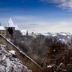 Burghauser Burg mit Bergpanorama