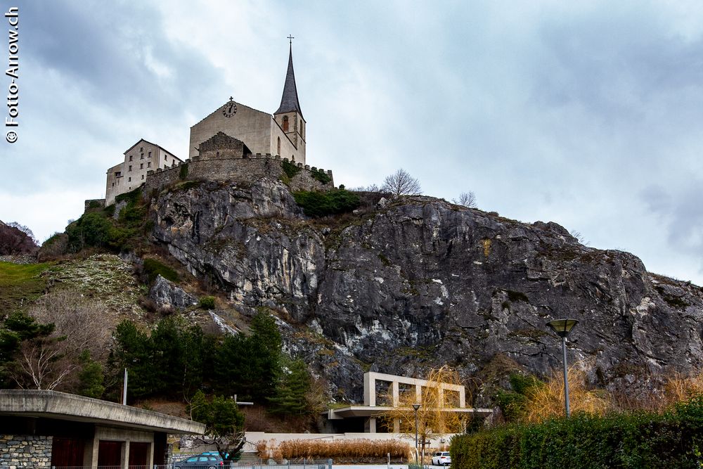 Burgkirche oben, unten die Felsenkirche St. Michael