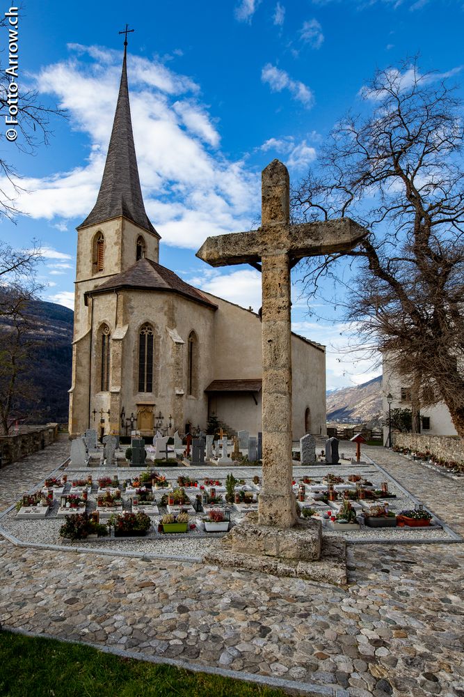 Burgkirche Raron mit Friedhof