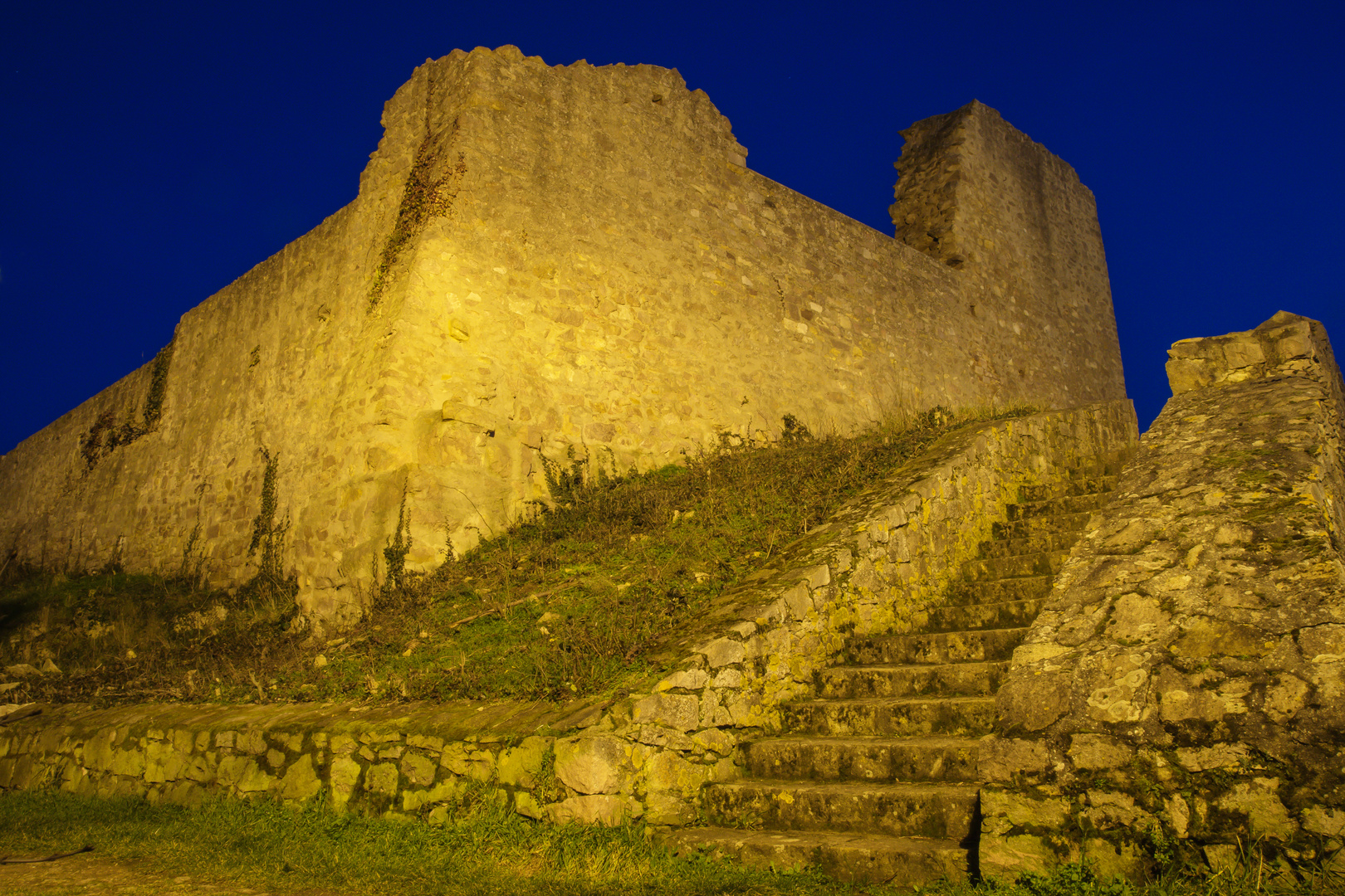 Burgmauer (Neu-Bamberg) zur Blauen Stunde