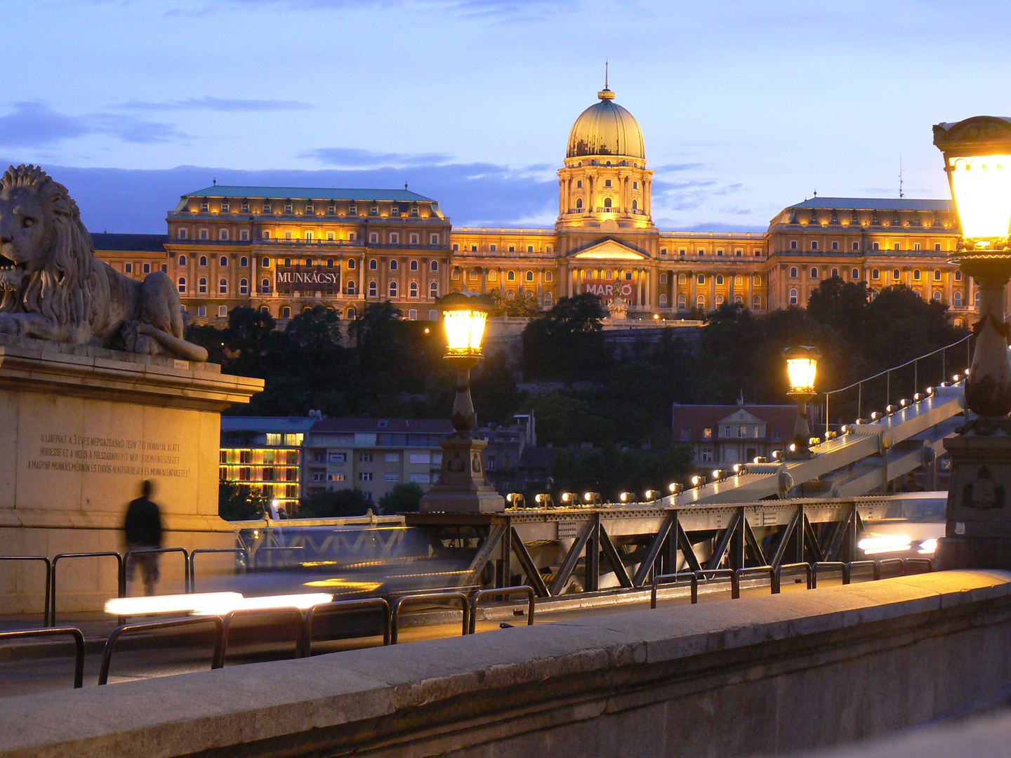 Burgpalast am Abend von der Kettenbrücke aus