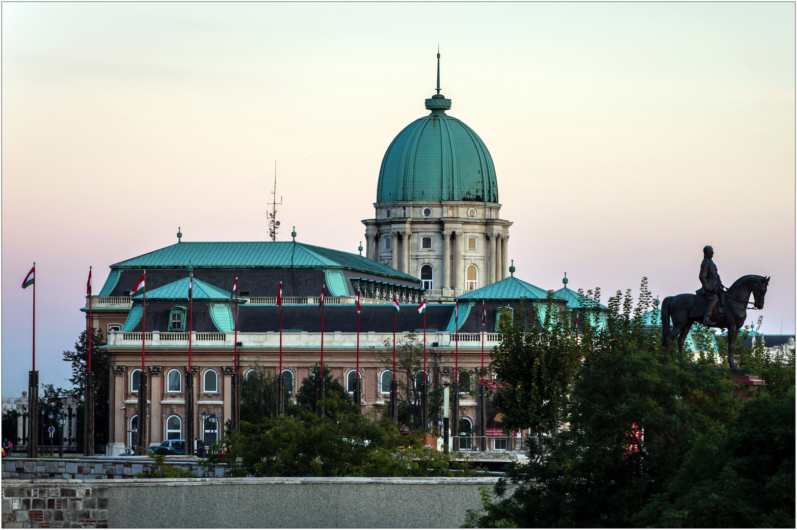 Burgpalast, Seitenansicht (abends)