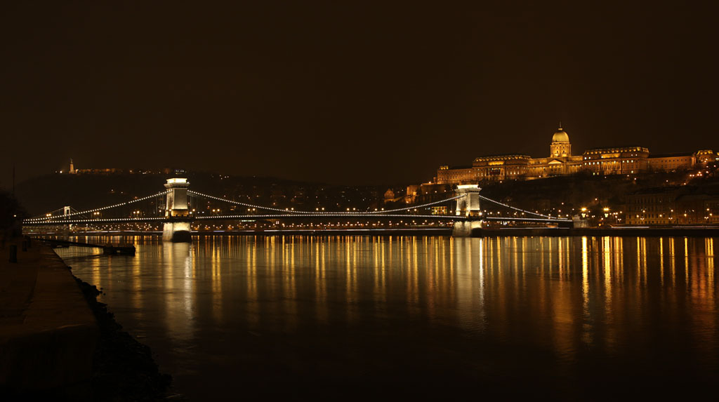 Burgpalast und Kettenbrücke