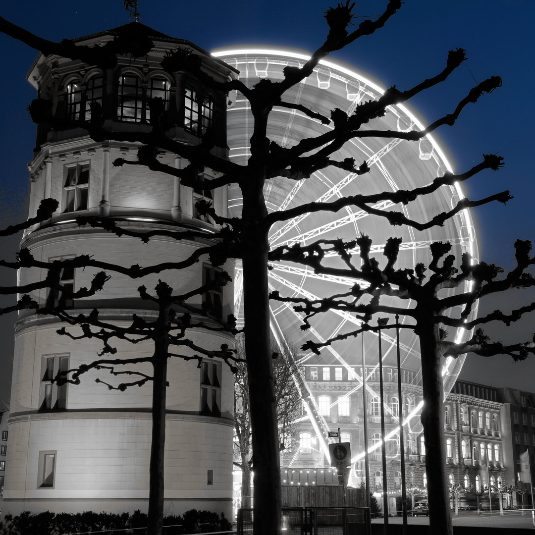 Burgplatz in Düsseldorf: Schlossturm mit Riesenrad