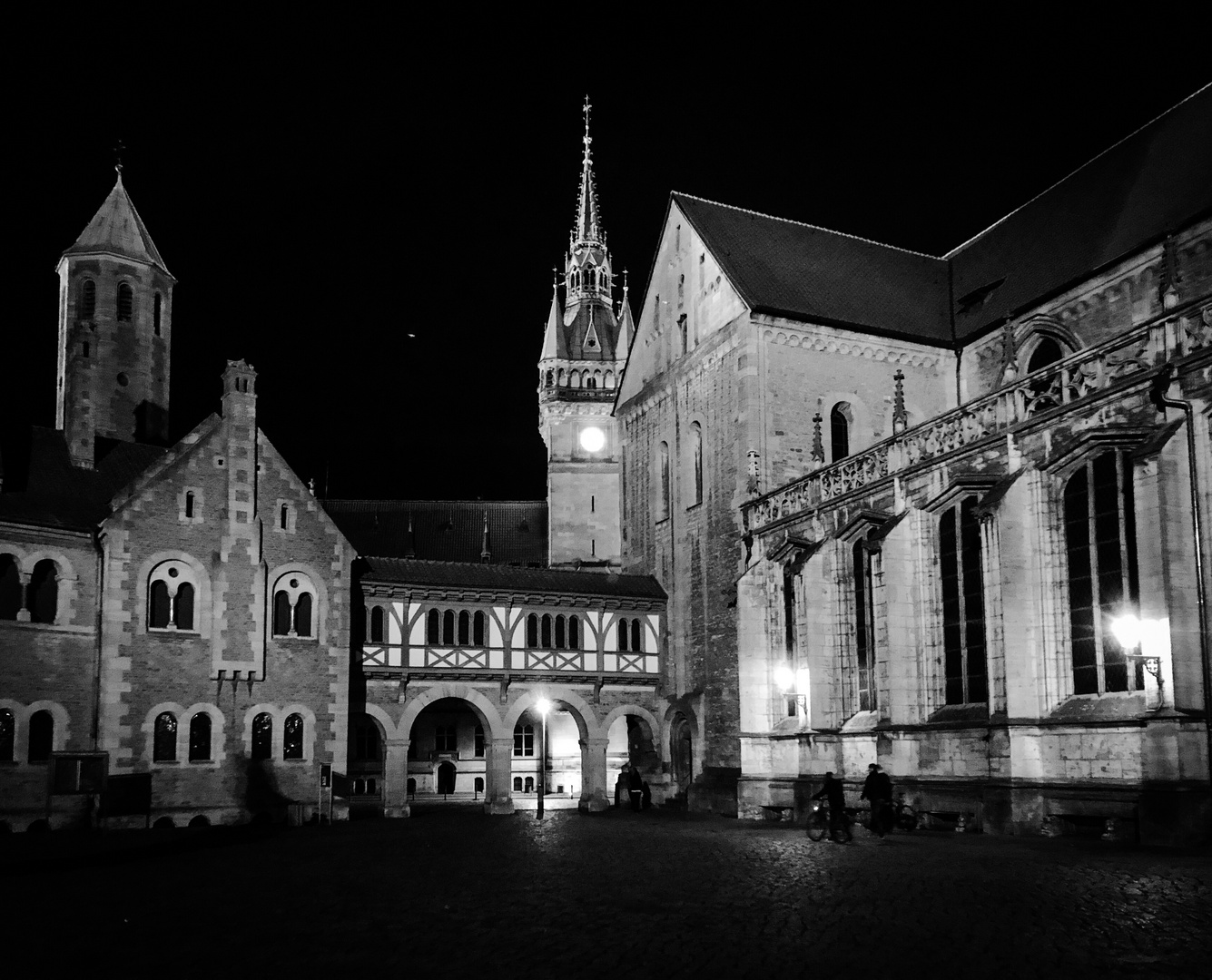 burgplatz mit rathaus