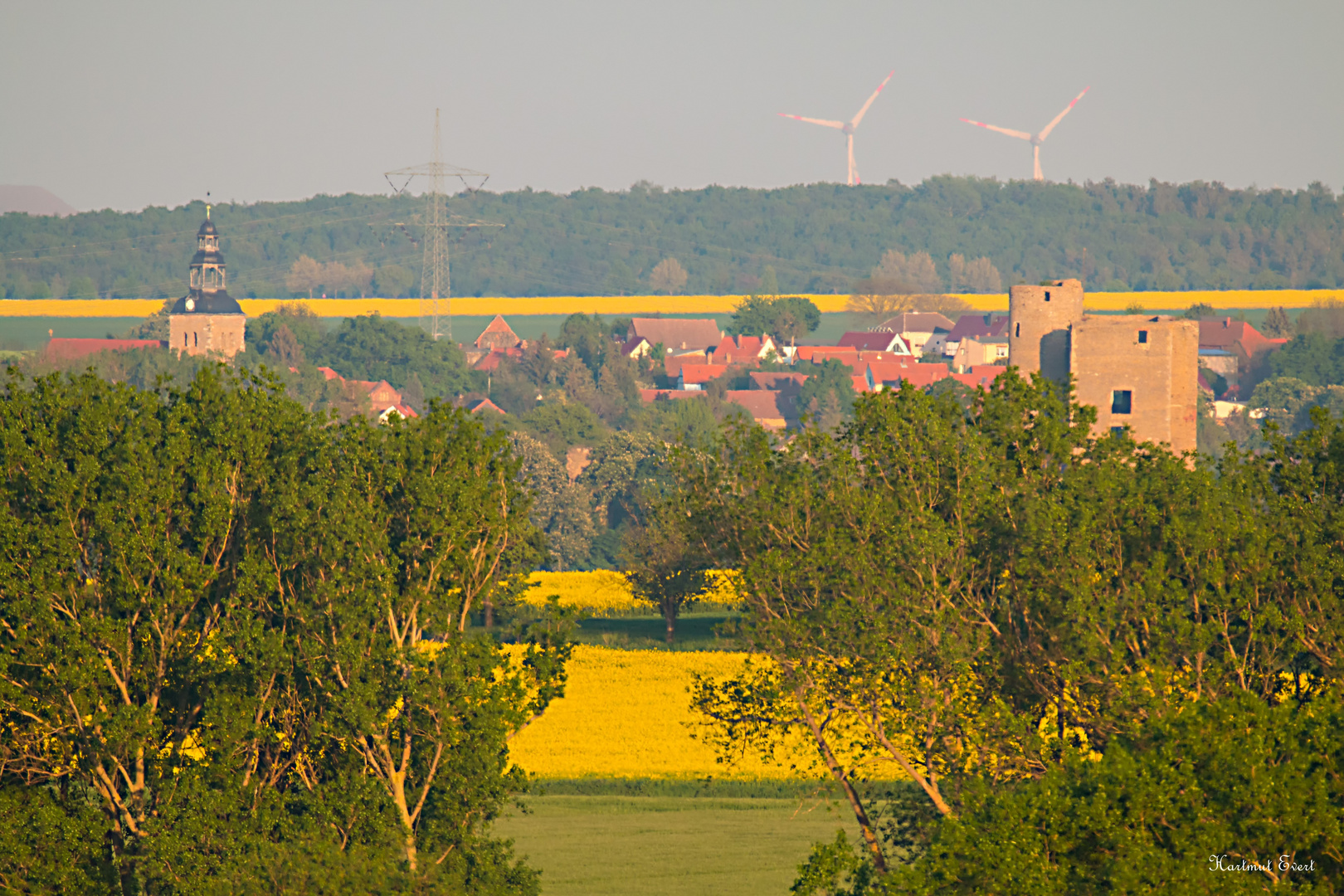 Burgruine Arnstein und Kirchturm von Harkerode