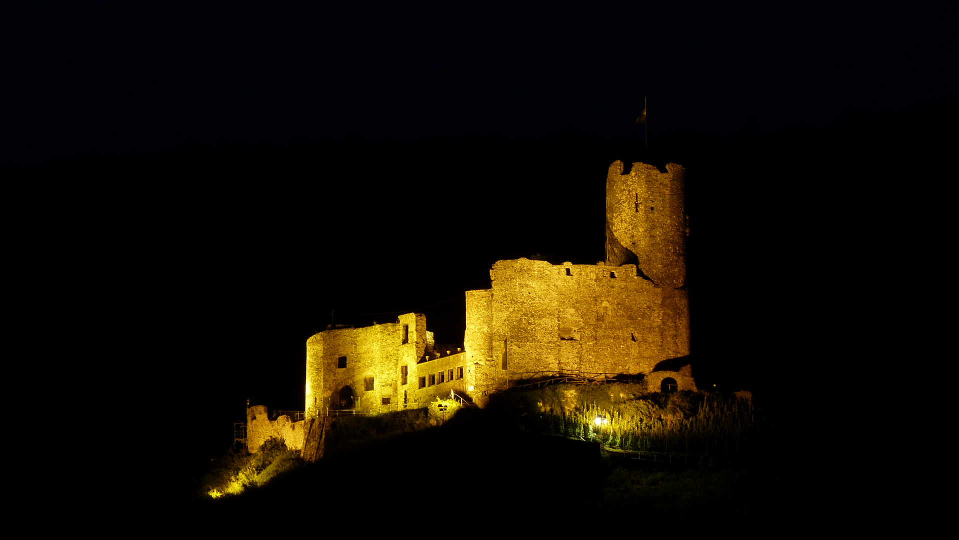 Burgruine bei Nacht