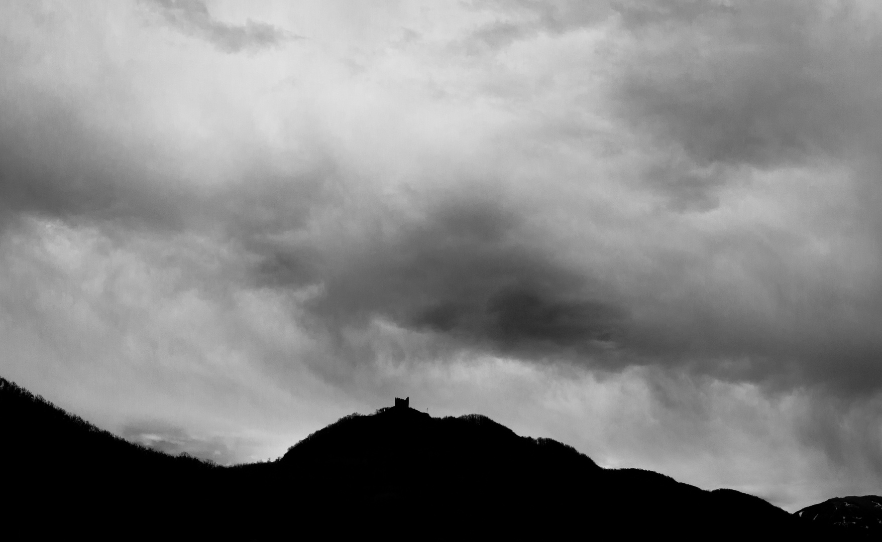 Burgruine bei schlechtem Wetter