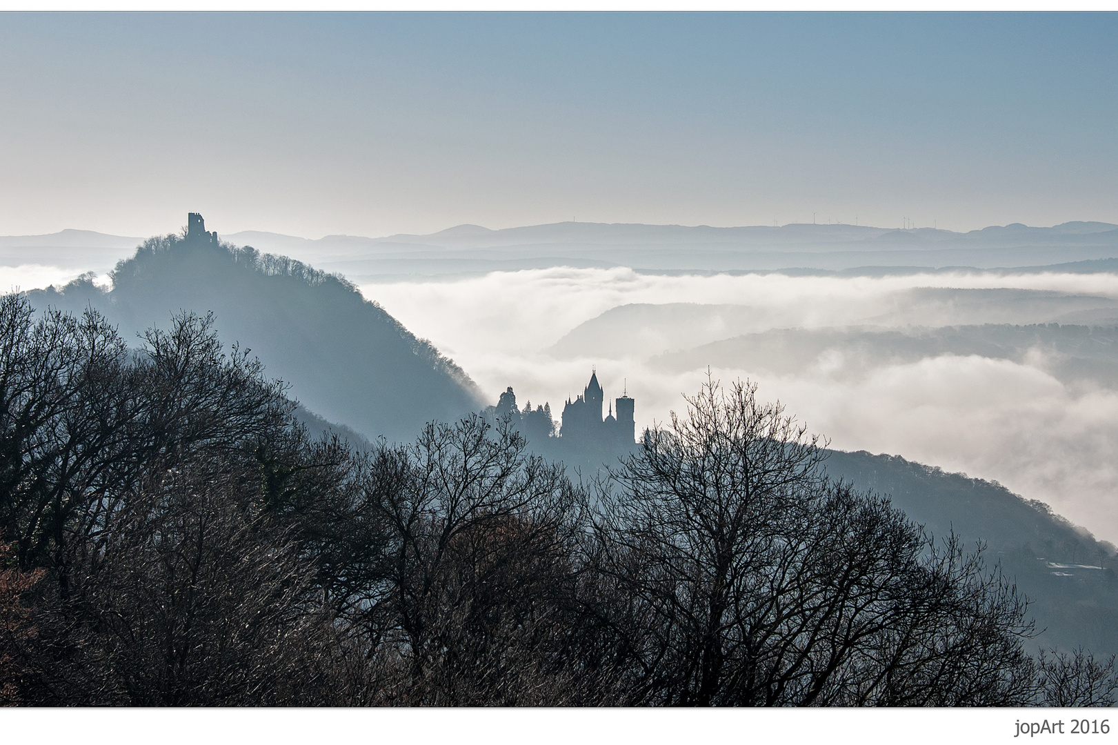 Burgruine Drachenfels und Schloss Drachenburg...